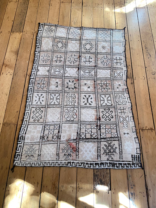 Tribal Moroccan rug 110x174